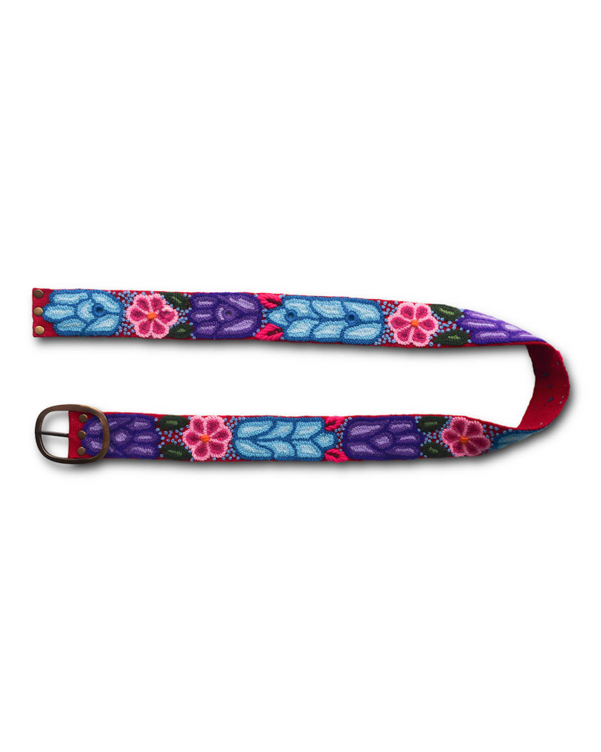 Der Ayni Pacha Gürtel "Jara" ist auf einem weißen Hintergrund flach gelegt und präsentiert das gesamte bunt bestickte Blumenmuster sowie die Wolltextur.