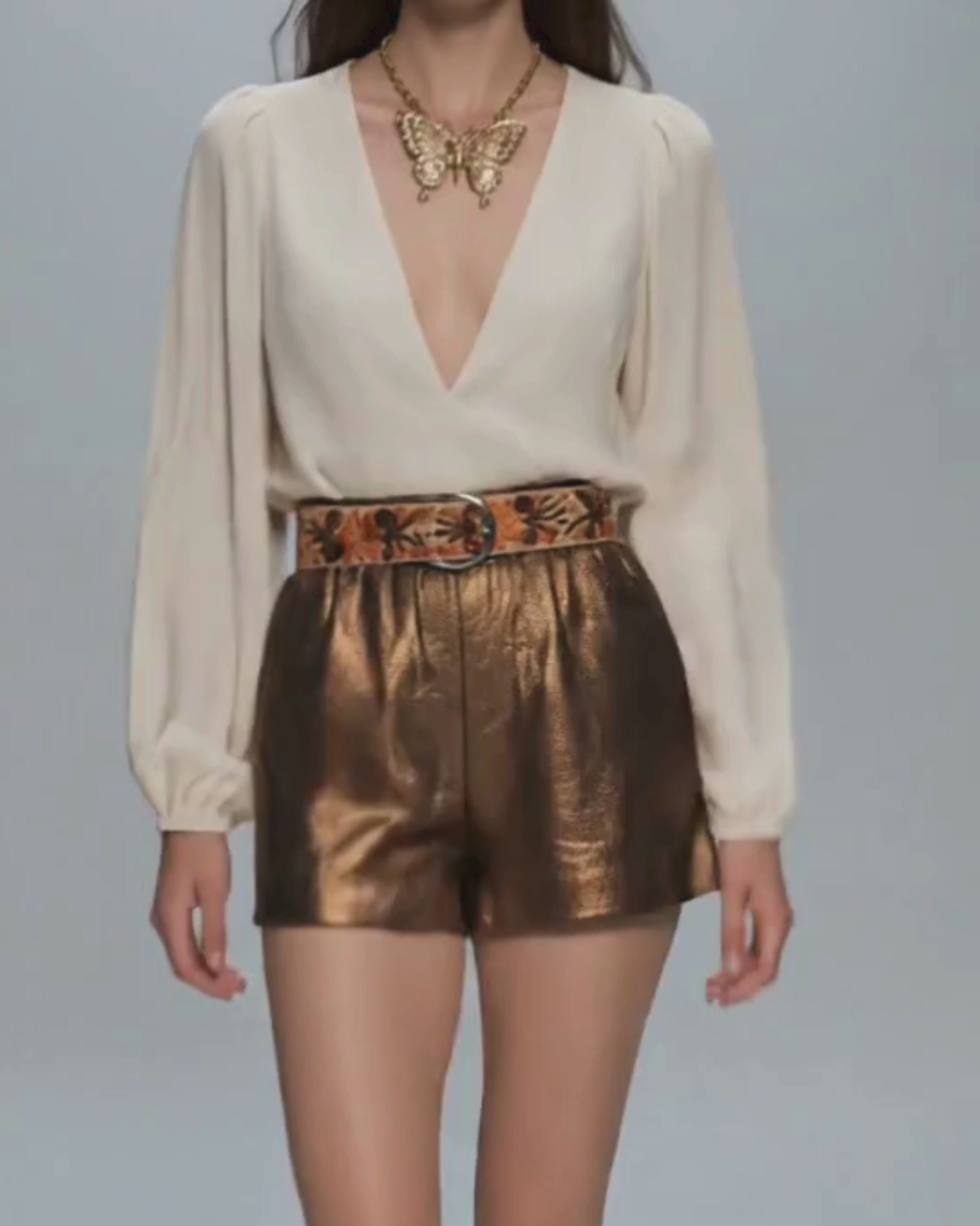 Model mit Gürtel Otoño