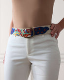 Ayni Ppacha Gürtel Piri Piri für Damen, in Peru aus Wolle bestickt mit bunt abstraktem Design, stilvoll kombiniert als elegantes Boho Chic Outfit.