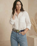 Vorderansicht des Gürtels 'Piri Piri' von Ayni Ppacha in Wollweiß, der perfekt durch die Schlaufen einer Jeans passt, mit ovaler, silberfarbener Metallschnalle.