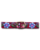Handgefertigter Ayni Ppacha Damengürtel Pétalo, in Peru kunstvoll aus Wolle bestickt mit einem eleganten Blumenmuster auf einer boedaruxfarbenen Basis