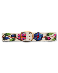 Handgefertigter Ayni Ppacha Gürtel Ramo für Damen, in Peru kunstvoll aus Wolle bestickt mit einem bunten Blumenranke auf weißer Basis.