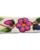 Handgefertigter Ayni Ppacha Gürtel Ramo für Damen, in Peru kunstvoll aus Wolle bestickt mit einem bunten Blumenranke auf einer weißen Basis.