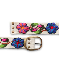 Handgefertigter Ayni Ppacha Gürtel Ramo für Damen, in Peru kunstvoll aus Wolle bestickt mit einem bunten Blumenranke auf einer weißen Basis.