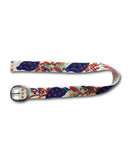 Ansicht des bestickten Gürtels 'Piri Piri' von Ayni Ppacha in geschwungener Form, die den Verlauf des bunten Blumenmusters (Blau, Rot, Türkis, Gelb, Rosa) auf dem wollweißen Wollstoff zeigt.