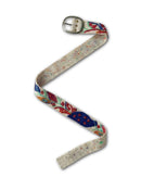 Der Ayni Ppacha Gürtel 'Piri Piri' in S-Form gelegt, wodurch die Flexibilität der Schafwolle und die authentische Rückseite der Handstickerei sichtbar wird.