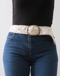 Ayni Ppacha Gürtel in wollweiß mit Blumenstickerei kombiniert mit Jeans.